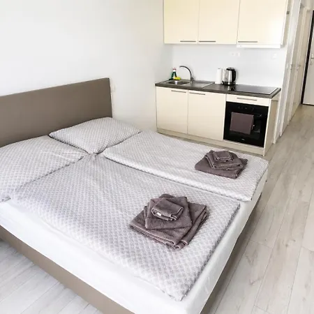 1 Apartment, Balcony, Zuzany Chalupovej 18 Apartamento Bratislava